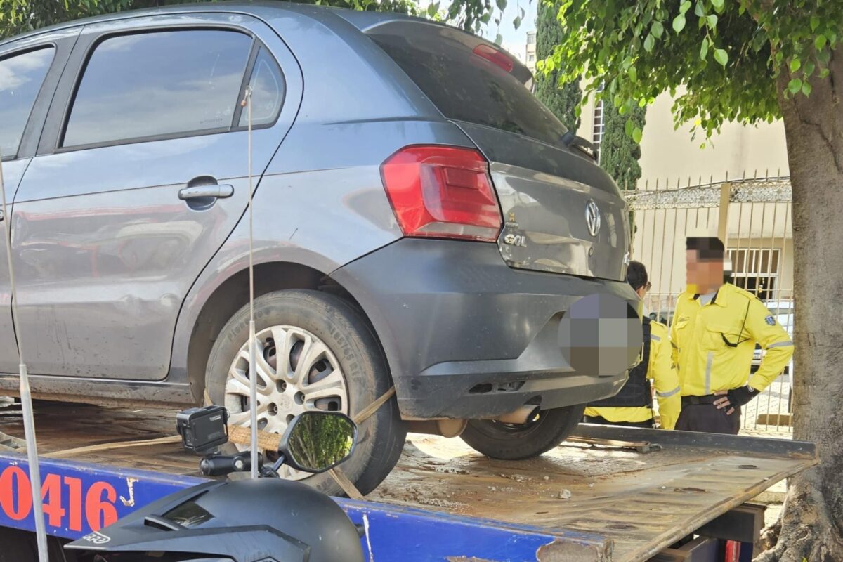 Bombeiro do DF está nessa enrascada após o carro ser apreendido em Anápolis, no interior de Goiás (Foto: CMTT)