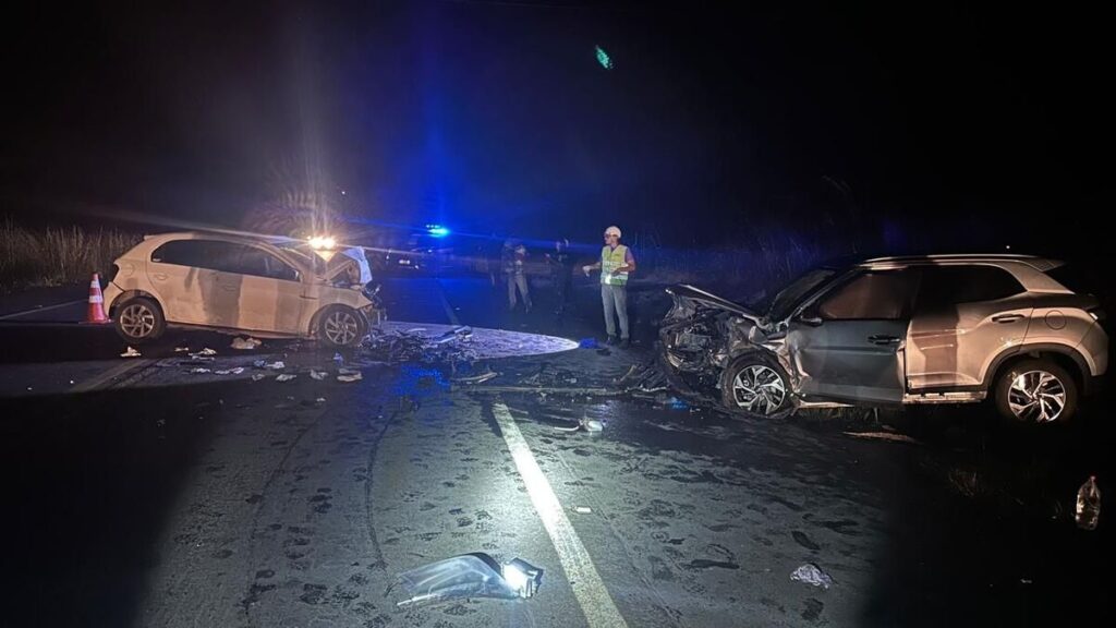 Cenário da colisão entre dois carros na rodovia BR-414