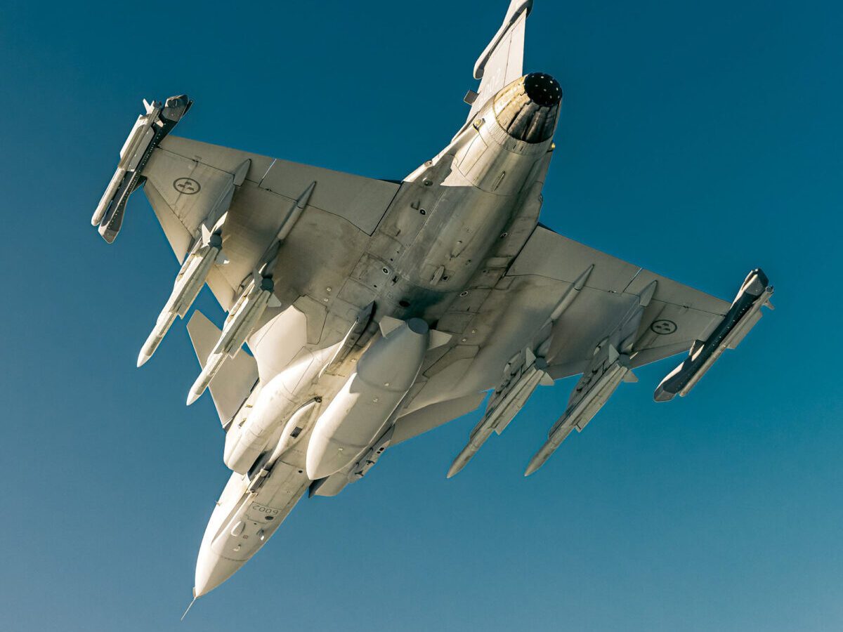 foto de um dos caças gripen realizando voo