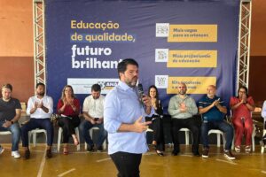 foto do prefeito márcio corrêa em evento da educação de Anápolis