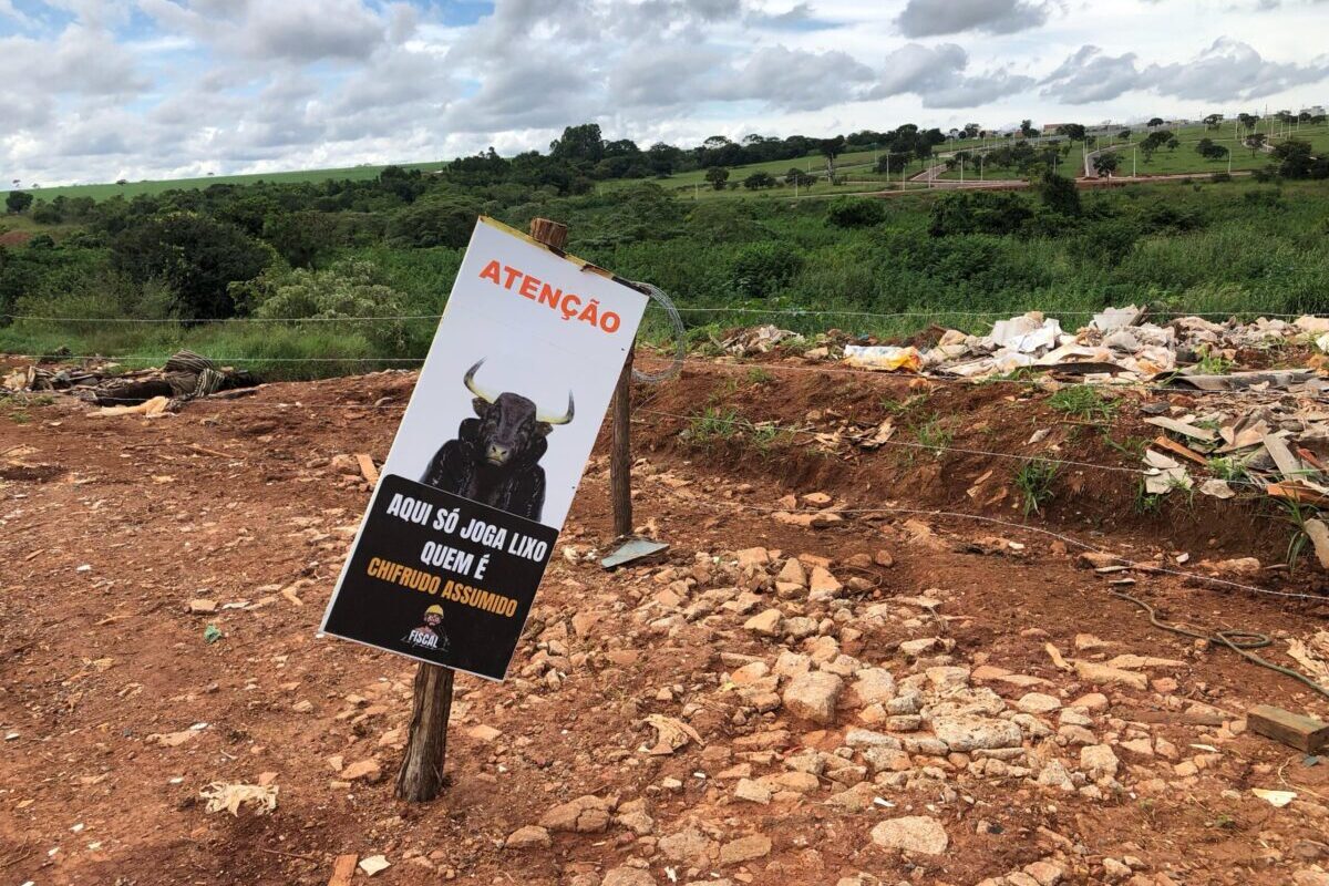 foto de placa inusitada em Anápolis
