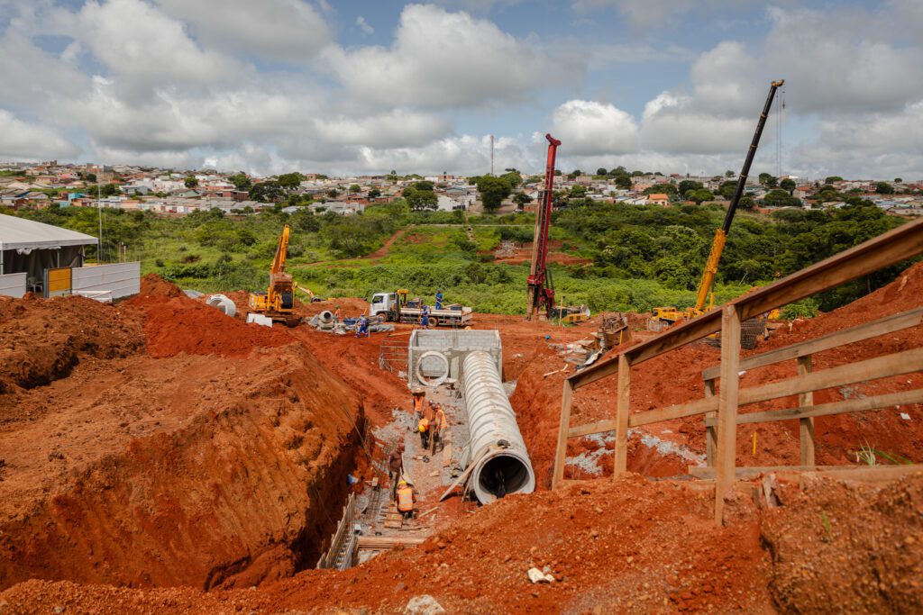 foto das obras da ponte estaiada de Anápolis