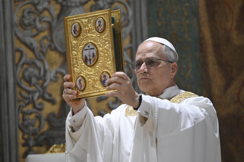 foto do papa leão xiv segurando objeto sagrado