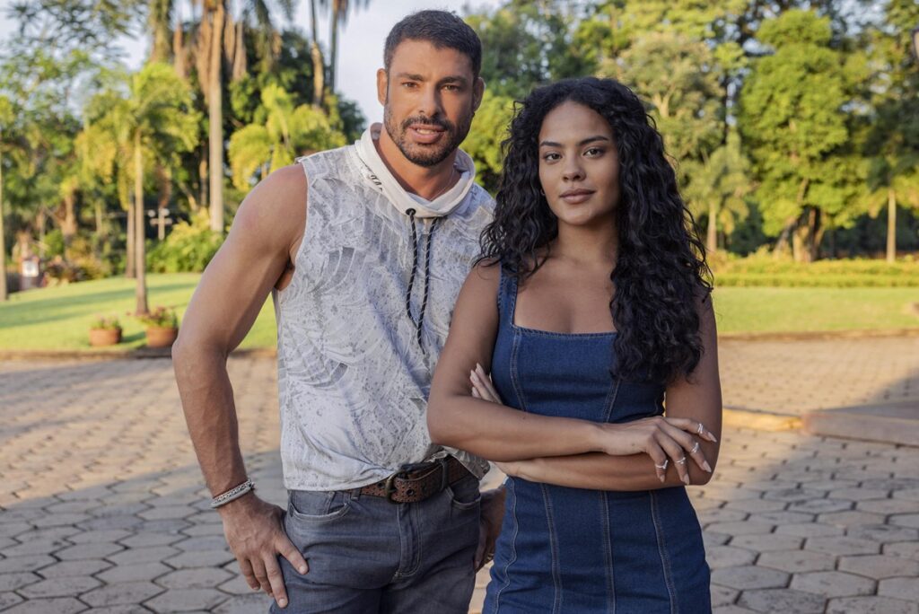 foto dos atores cauã reymond e bella campos, protagonistas em vale tudo