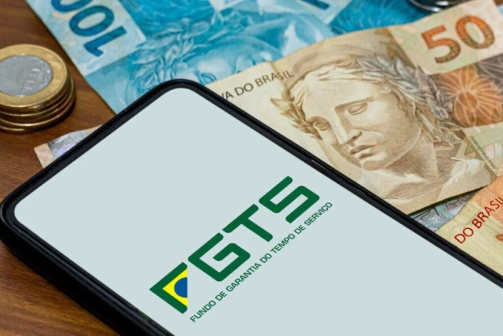 foto de celular aberto em aplicativo do FGTS para ilustrar matéria das opções de saque