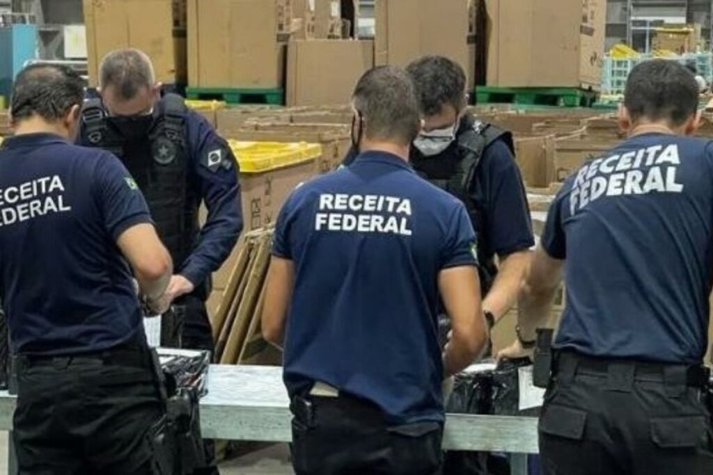 auditores da receita federal trabalhando. foto ilustrativa para a matéria da greve na receita federal.