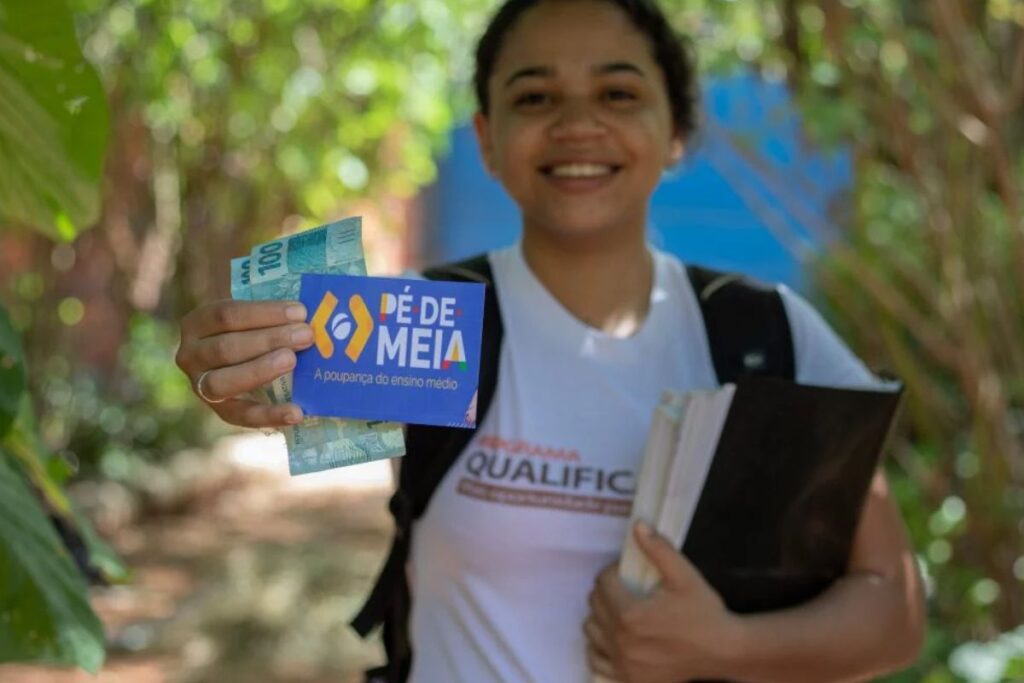 foto de estudante segurando cartão do pé-de-meia
