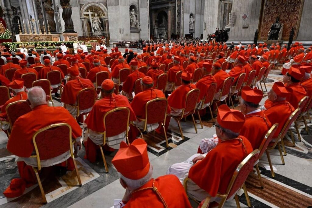 foto dos cardeais reunidos no Vaticano