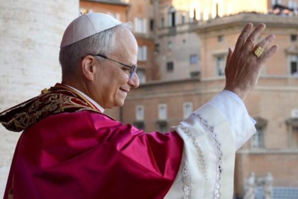 foto do papa leão xiv acenando