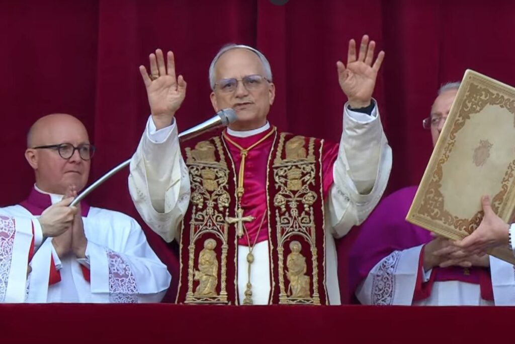 foto do papa leão xiv após nomeação