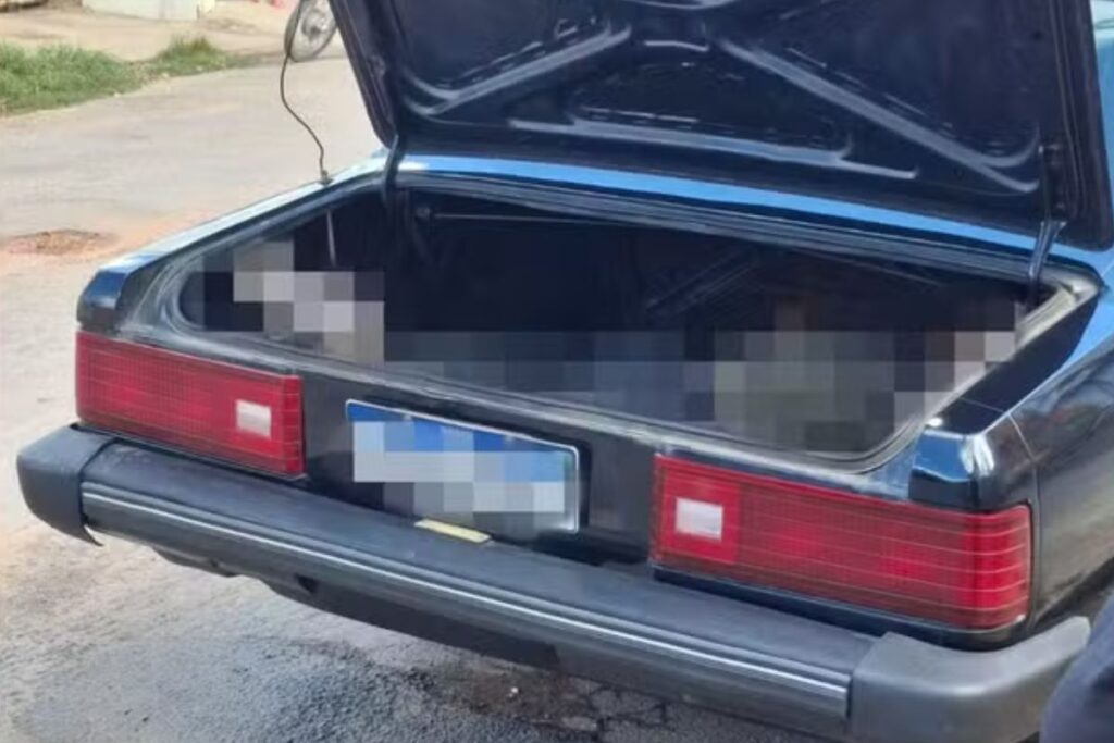 foto de porta-malas do opala aberto