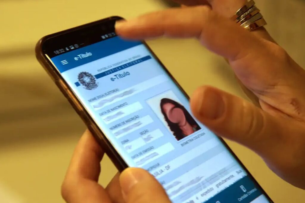 foto do aplicativo do título de eleitor aberto em celular
