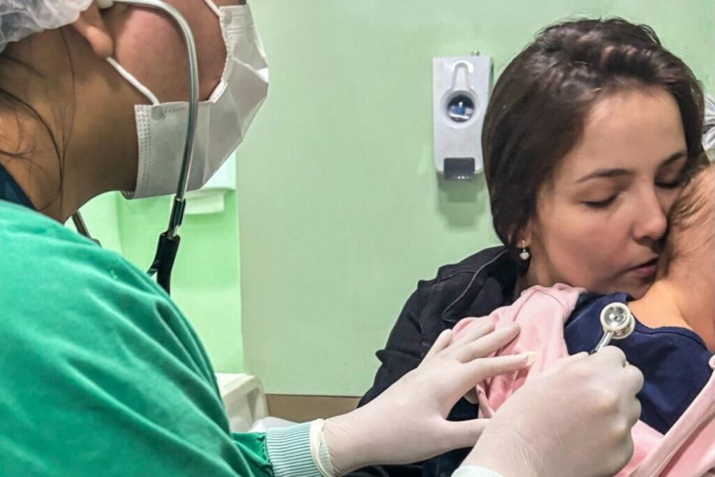 foto de bebê recebendo atendimento médico