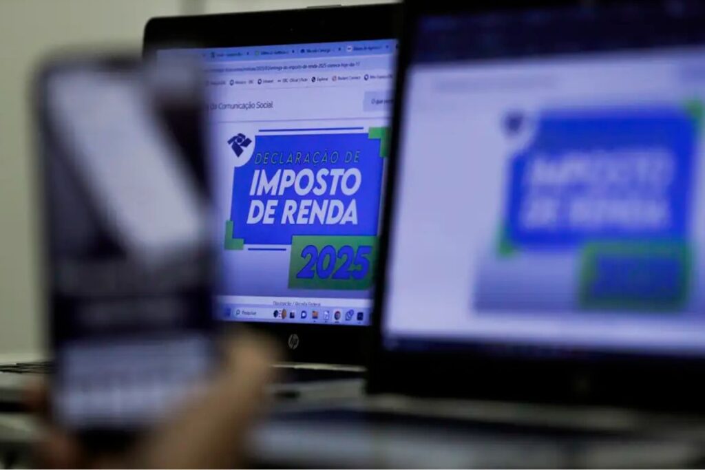 foto de computador aberto no aplicativo do imposto de renda 2025