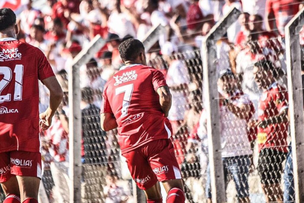 foto de jogador da anapolina comemorando gol