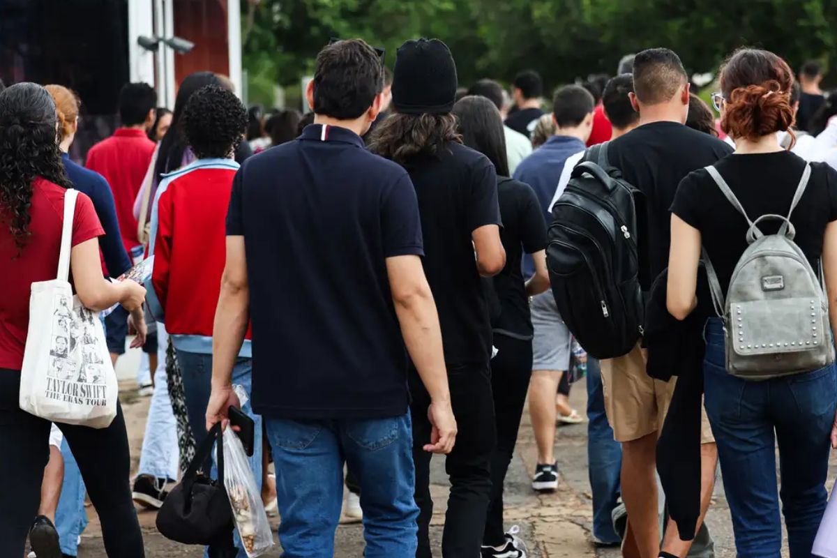 foto de estudantes indo realizar o enem