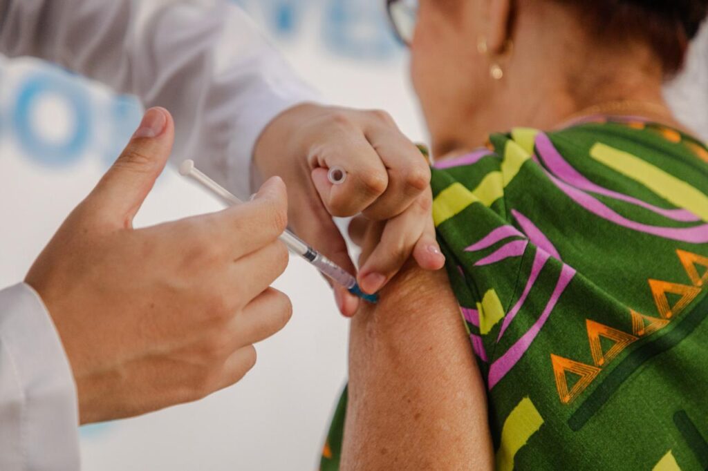foto de pessoa recebendo vacina da gripe