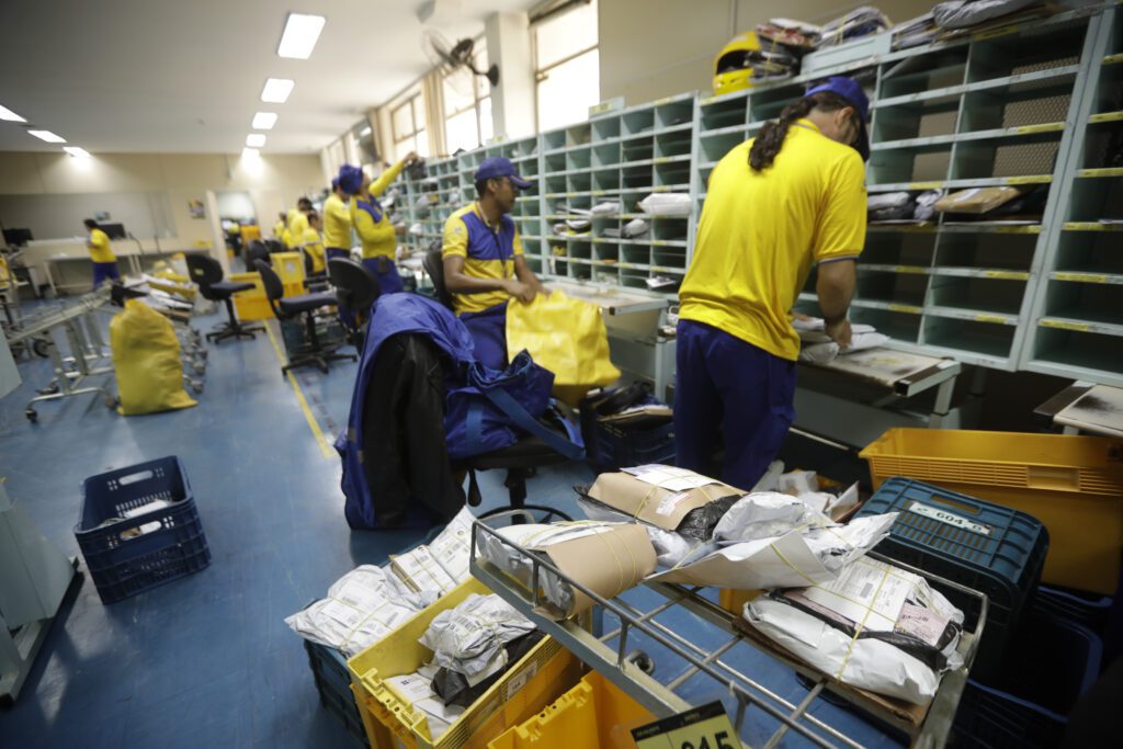 foto de funcionários do Correios trabalhando.