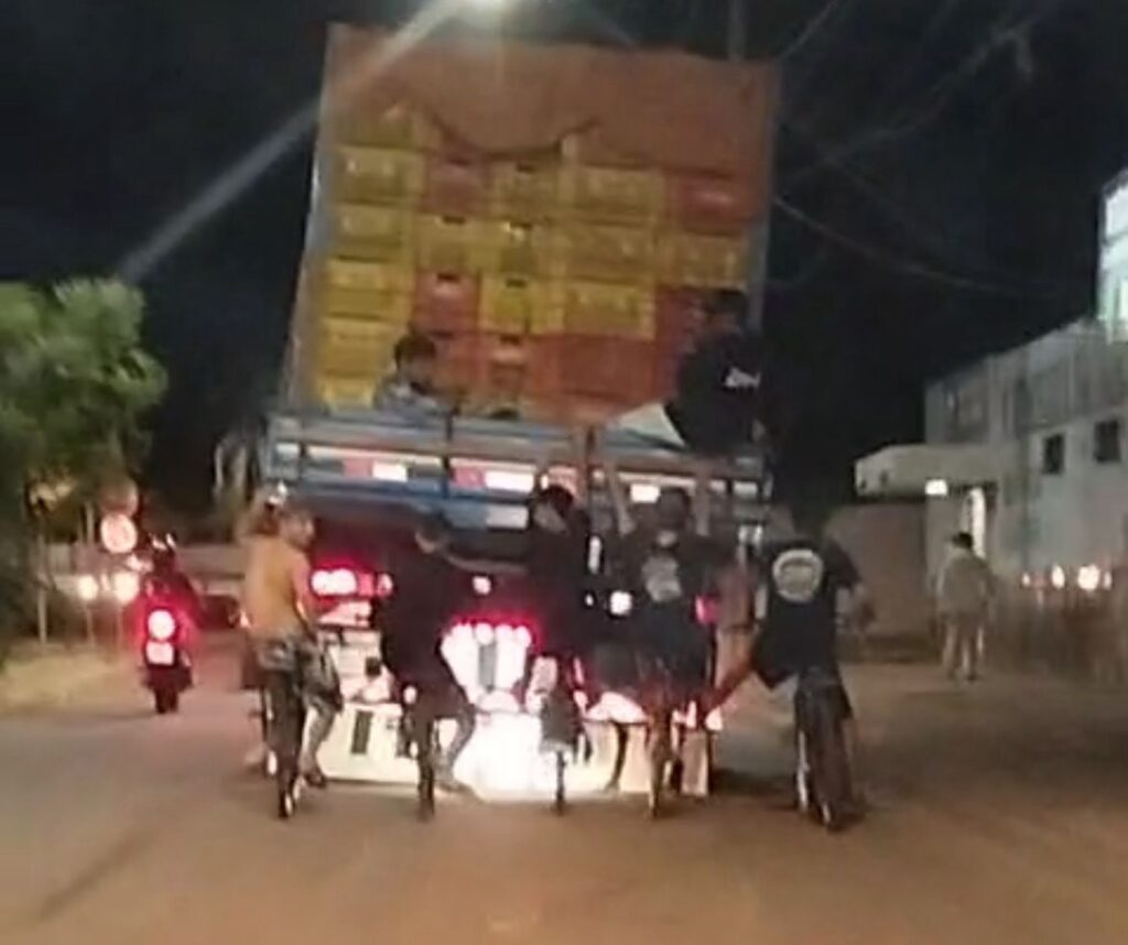 Foto mostra adolescentes arriscando a vida ao pegar 'rabeira' em caminhão que passava pela Avenida Pedro Ludovico, em Anápolis