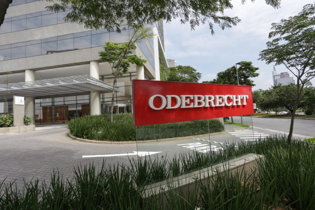 fachada com placa da odebrecht, construtora envolvida na Lava-Jato