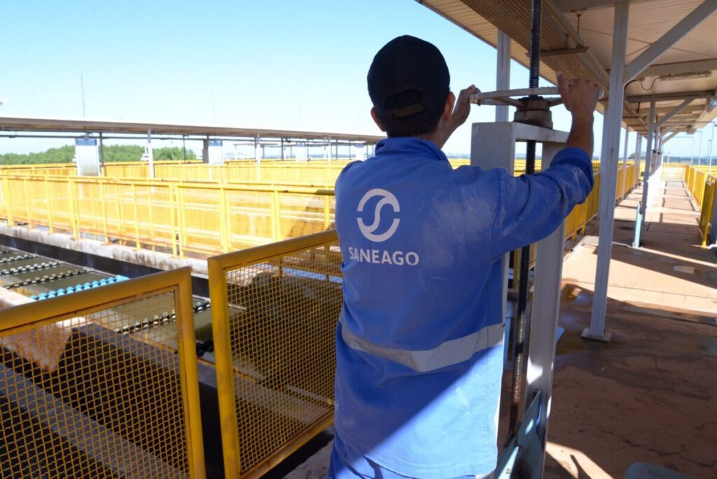 foto de funcionário da saneago trabalhando