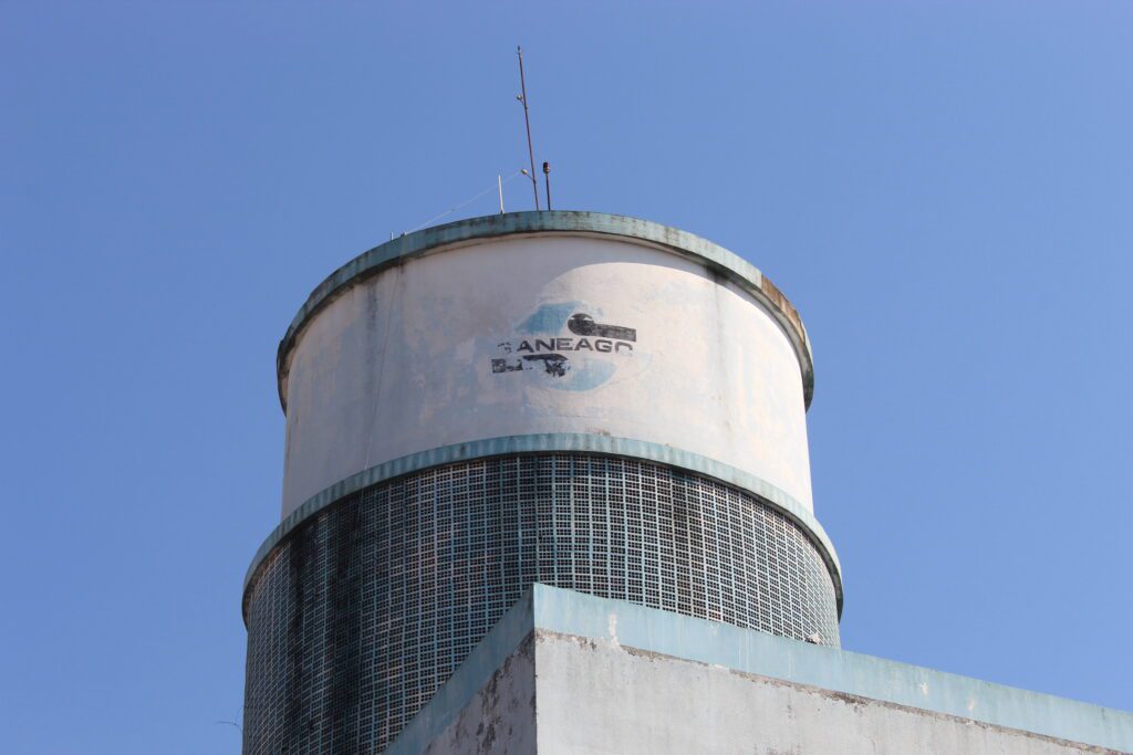 foto de caixa de água em sede da saneago em anápolis