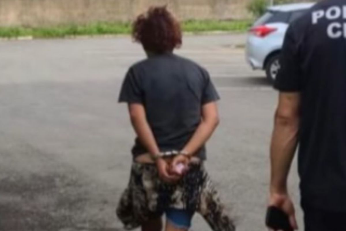 foto de viviane sendo detida pela polícia em anápolis