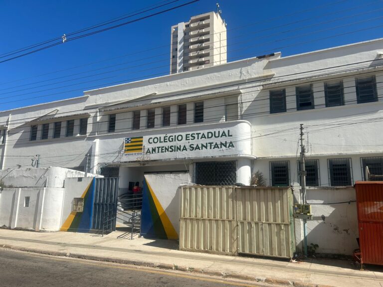 foto da fachada do colégio antensina santana em anápolis