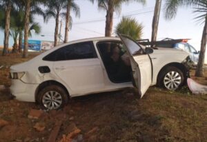 VW Virtus roubado ficou destruído ao sair da BR e invadir o canteiro próximo ao acesso do Recanto do Sol