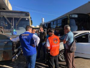foto de representantes da urban, sindicato na garagem do transporte coletivo