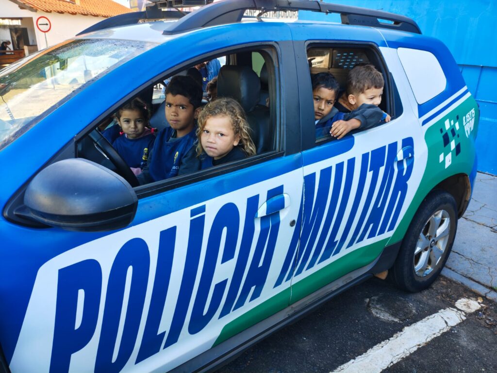 Estudantes também se 'divertiram' no interior das viaturas (Foto: Divulgação/4º BPM)
