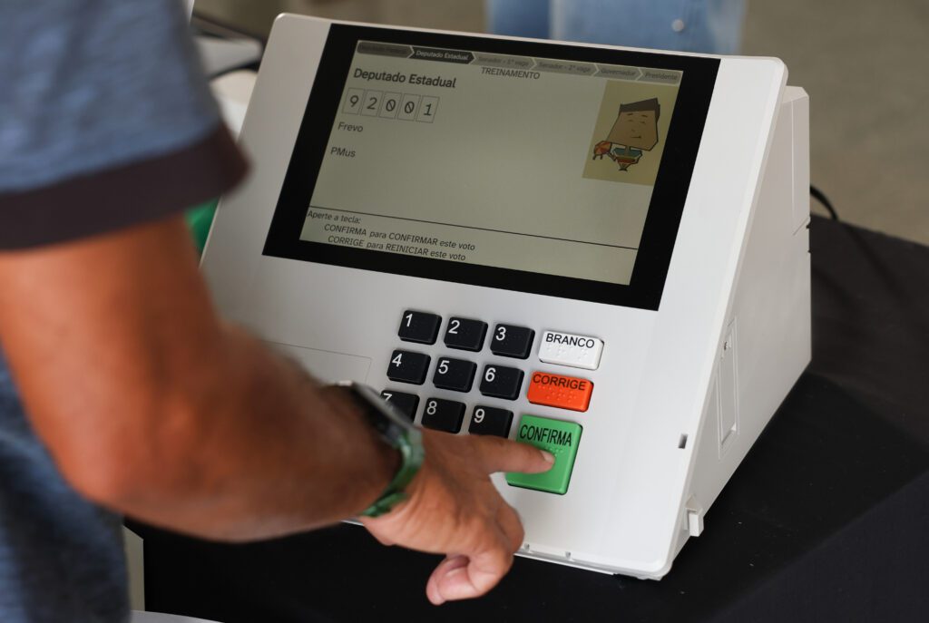 tse faz demonstração de como votar na urna eletrônica na rodoviária de brasília