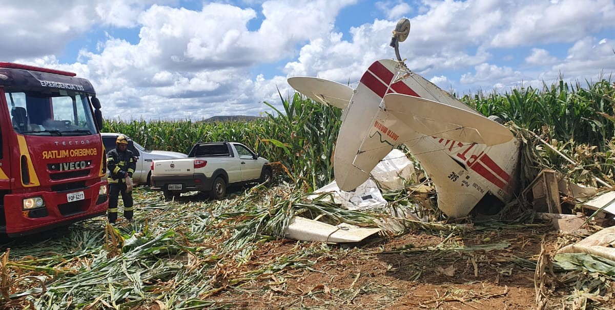 Aeronave agrícola se acidentou em uma plantação de milho (Foto: Divulgação/Bombeiros)