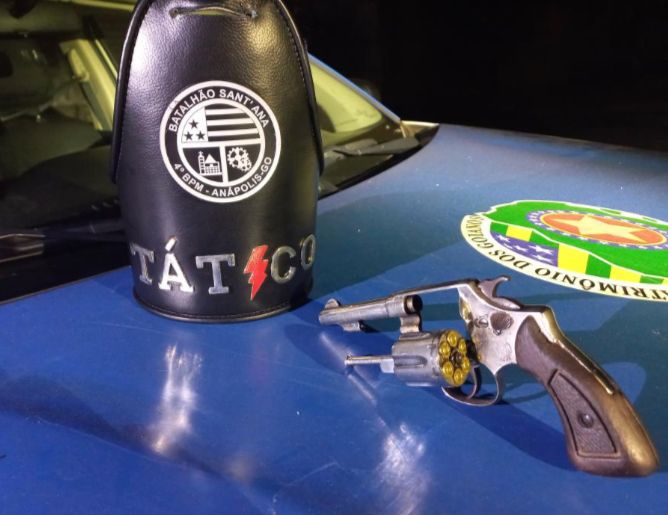 Suposta arma que estava com a vítima (Foto: Divulgação/4º BPM)
