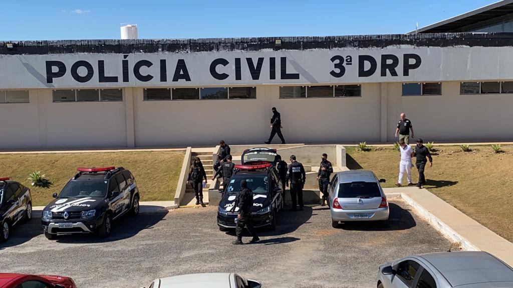 Dupla foi presa em flagrante durante o domingo (24), em Anápolis - (Foto: Jonathan Cavalcante)
