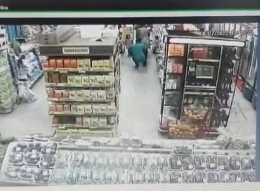 Crime foi flagrado por câmeras de segurança do supermercado (Foto: Captura)
