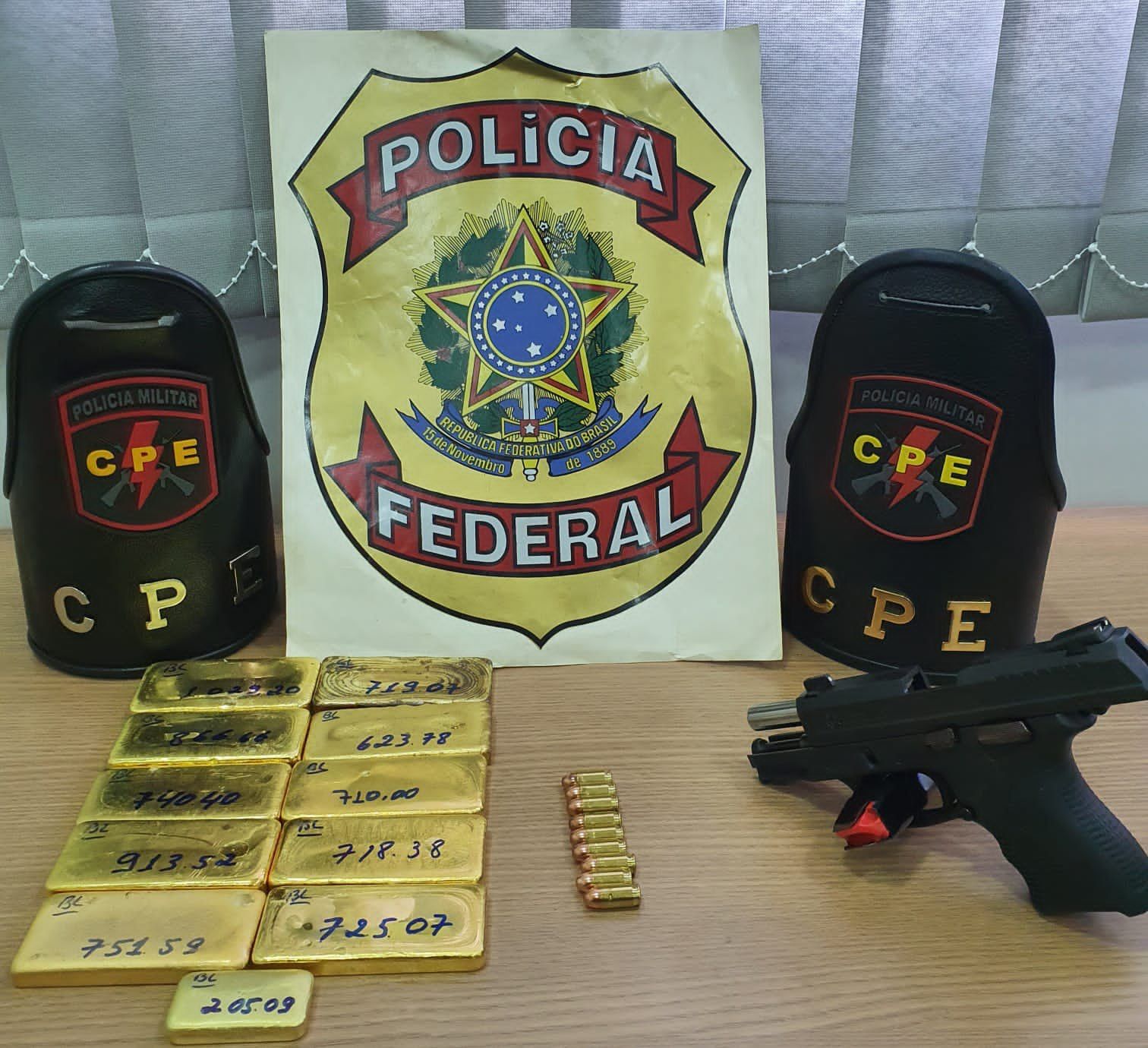 Pistola e 8 kg de ouro foram apresentados na sede da Polícia Federal, em Anápolis (Foto: Divulgação/CPE)