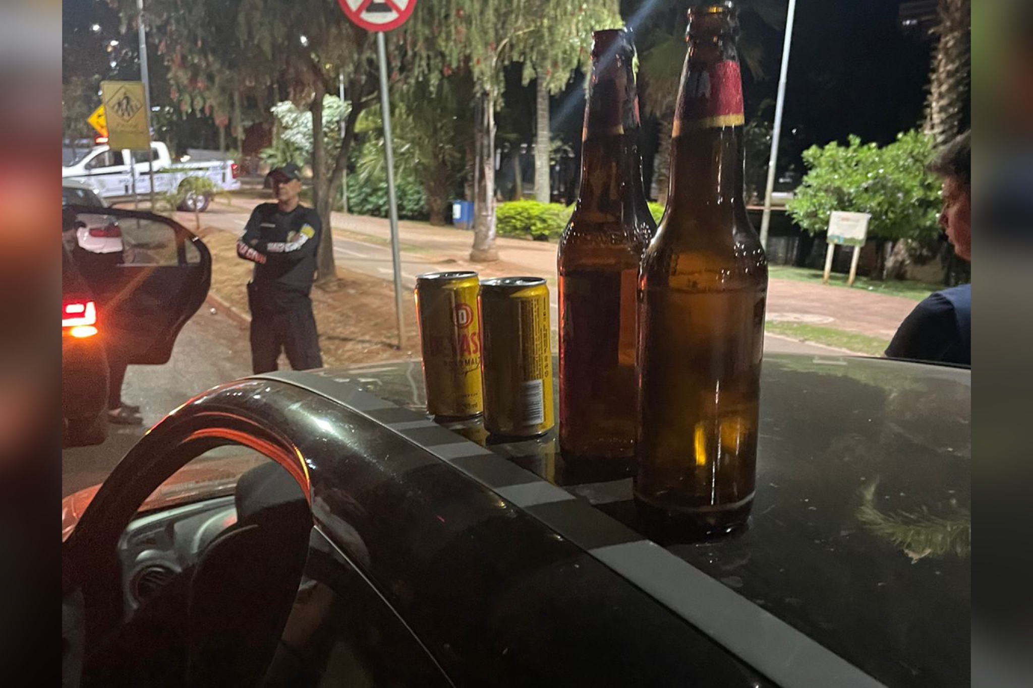 Latas e garrafas de bebida alcoólica são encontradas em parte dos veículos abordados pela PC (Foto: Divulgação-DICT)