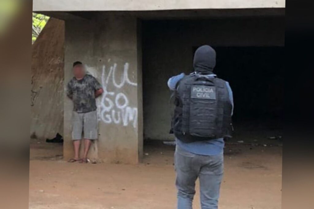 Professor e outro usuário de drogas foram resgatados em um prédio inacabado no centro de Anápolis (Foto: Divulgação-Polícia Civil)