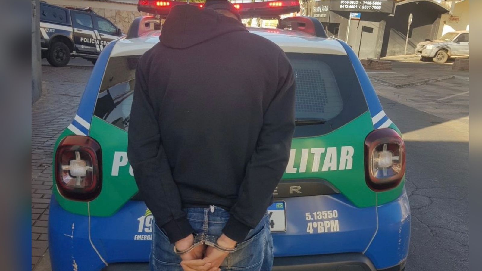 Suspeito foi preso em flagrante na manhã de terça-feira (23) (Foto: Divulgação/4ºBPM)