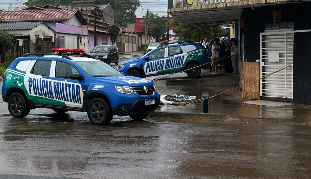 Crime aconteceu no cruzamento da Rua João Pinheiro com a Planaltina, na Vila Jaiara (Foto: Jonathan Cavalcante)