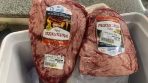 Gerente do supermercado disse à PM que as peças de picanha estavam na mochila do funcionário (Foto: Reprodução-PMRJ)