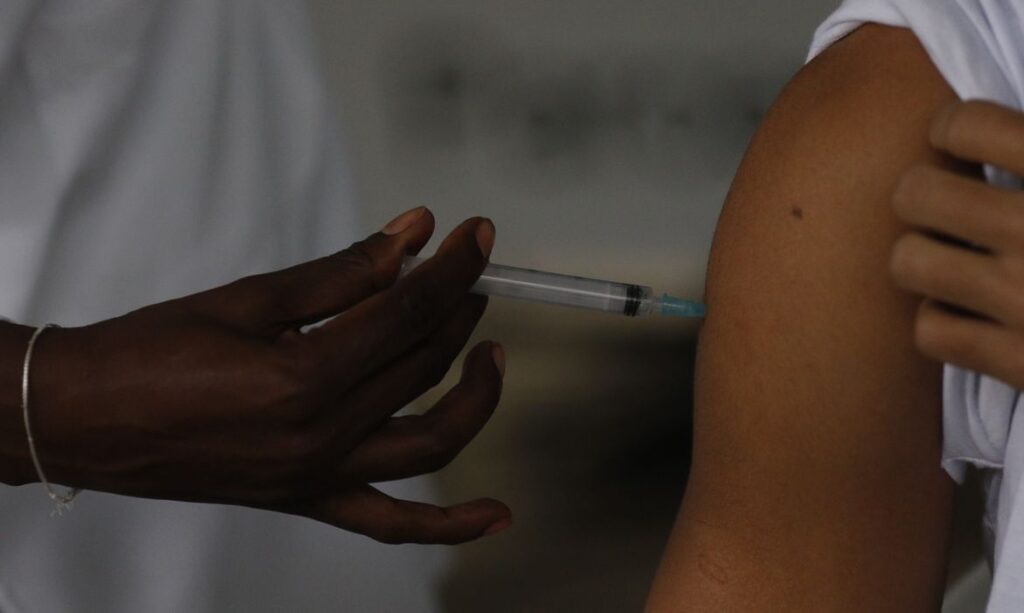 Vacina sendo aplicada no braço de cidadão