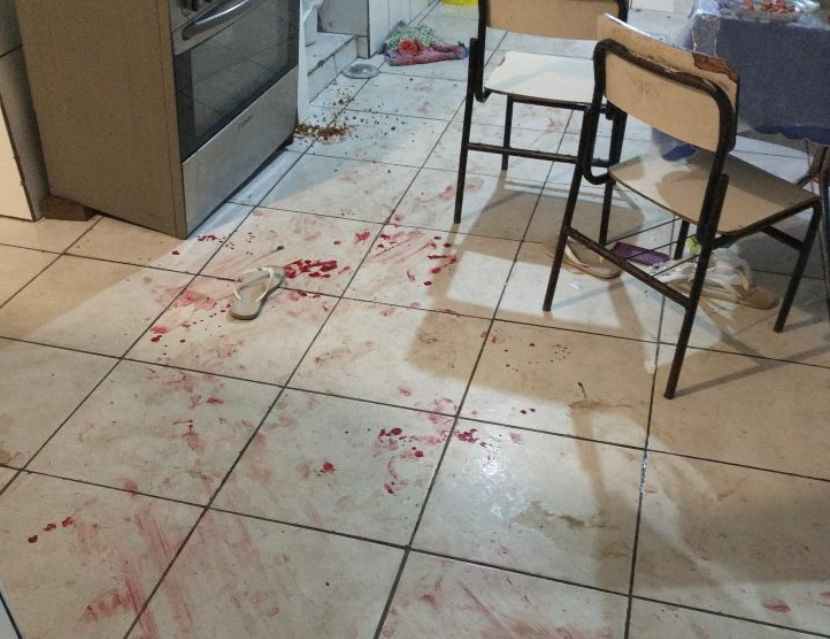Chão da cozinha ficou com várias marcas de sangue (Foto: Divulgação-PM)