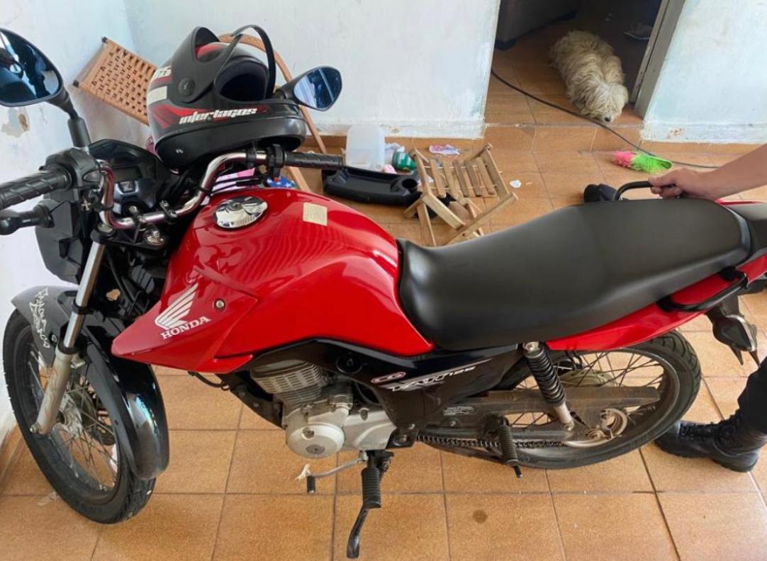 Moto foi recuperada por policiais da CPE na garagem de uma residência Jardim Progresso (Foto: Divulgação-PM)