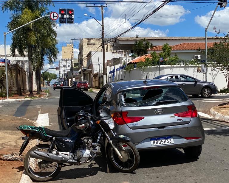 Motociclista atingiu traseira de carro em 29 de novembro de 2020, na Rua Barão do Rio Branco (Foto: Jonathan Cavalcante)