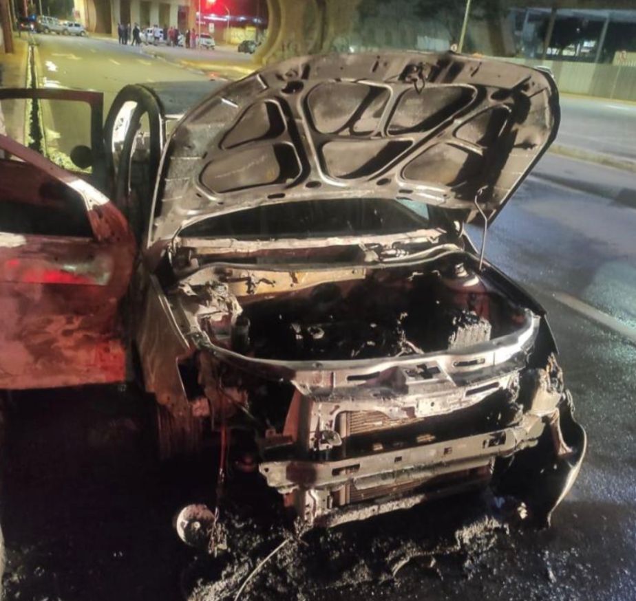 Carro do motorista de aplicativo ficou destruído pelas chamas (Foto: Divulgação/PM)
