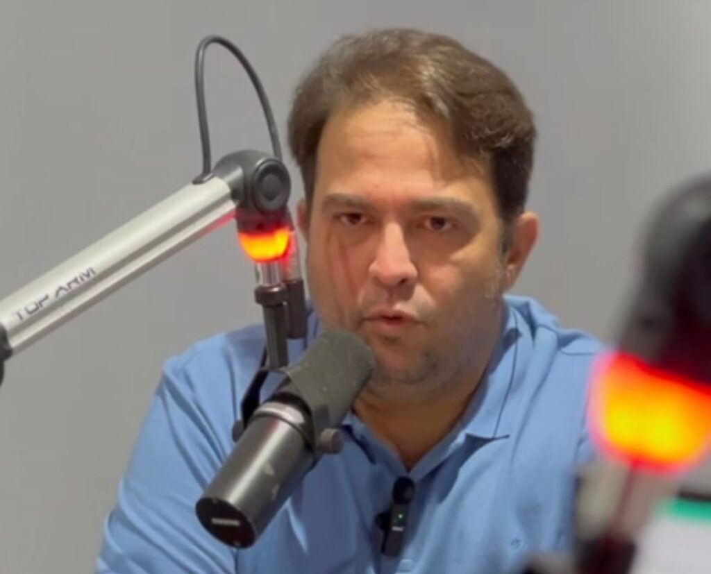 Roberto Naves no estúdio da Rádio São Francisco 97.7 FM (Foto: Captura / Paulo Victor)