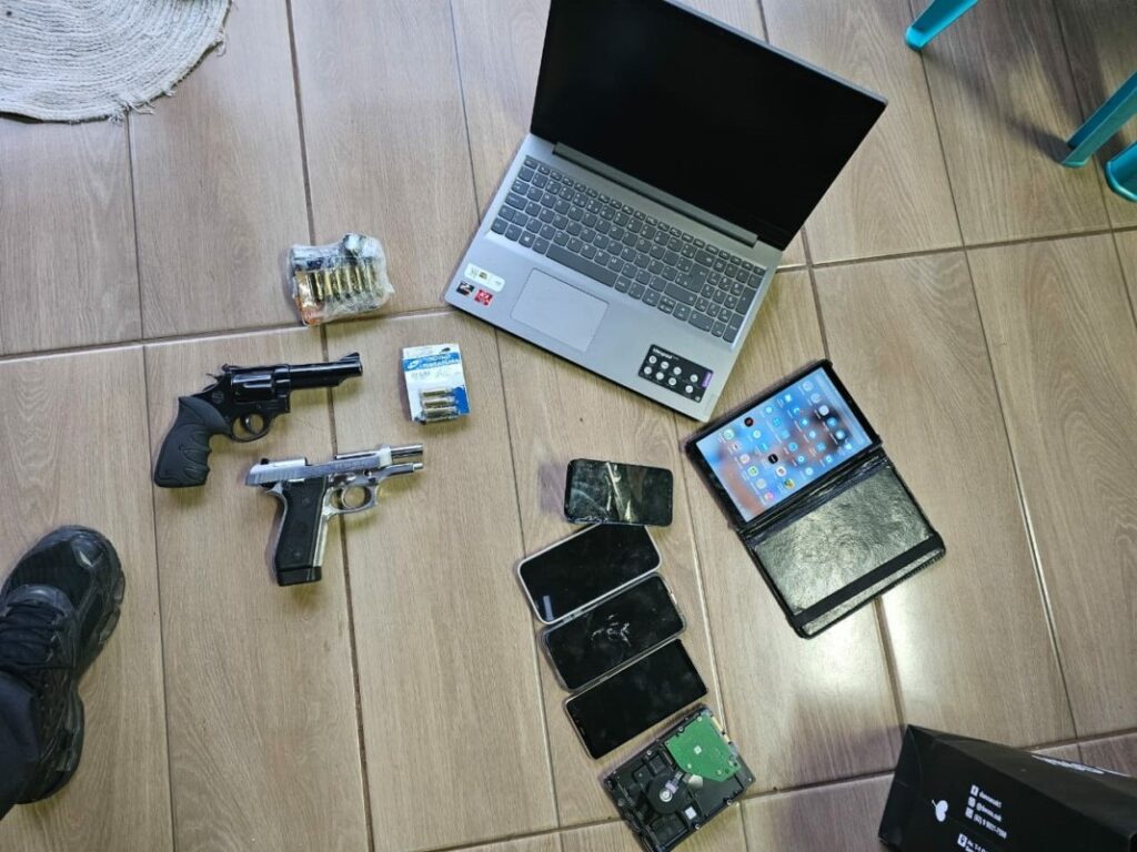 Armas, celulares e dispositivos eletrônicos foram apreendidos (Foto: Polícia Civil)