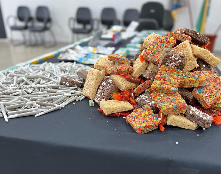 Cookies, vapers, shots e diversos doces à base de maconha foram apreendidos (Foto: Divulgação-Polícia Civil)